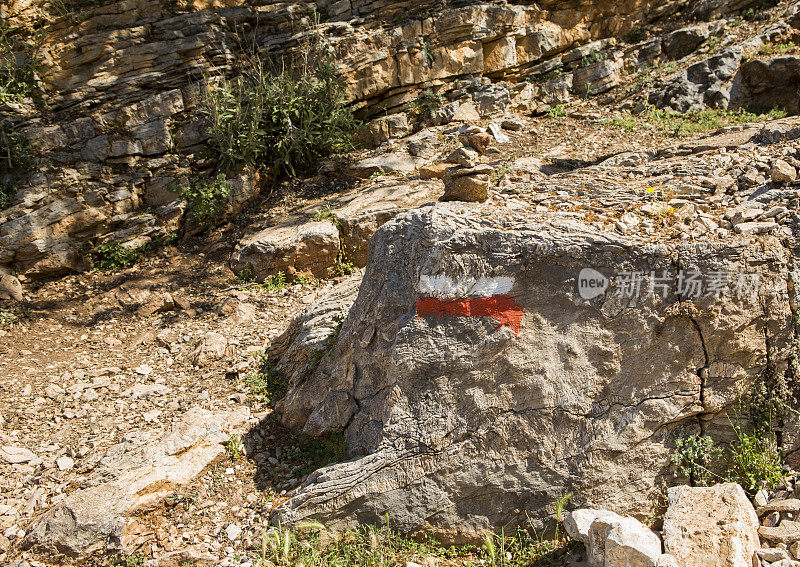 历史上著名的利西亚步行路徒步旅行的步道标记，在fethiye和kas mugla turkey之间